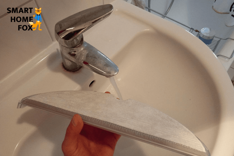 Салфетка для протирки Roborock S6 MaxV  увлажняется под краном.